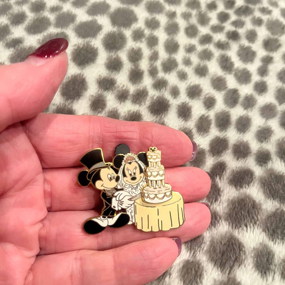 Disney Mickey and Minnie Wedding Cake Pin